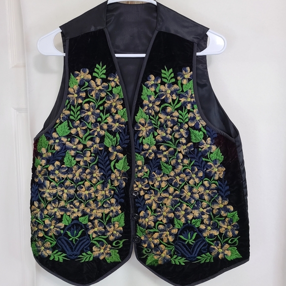 Hungarian Woman's Embroidered Outer Vest, Size: Medium Color: Floral - Picture 3 of 14